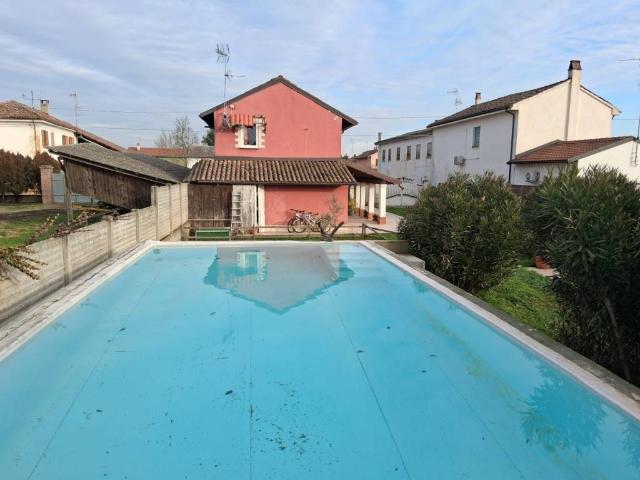 Villa Indipendente in vendita a Suardi, Pavia