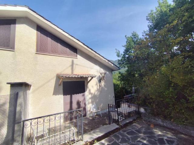 Villa Indipendente in vendita a Montore, Roma Capitale