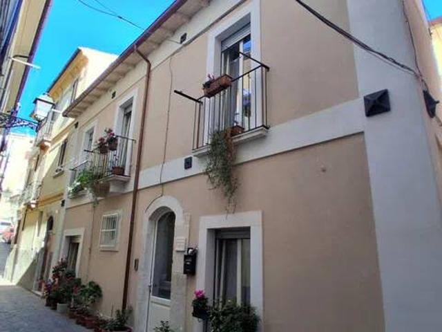 Villa Indipendente in vendita a Sulmona, Abruzzo