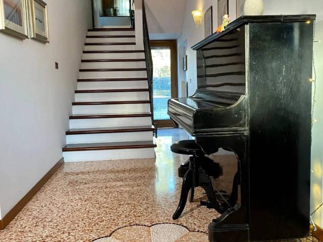 Villa Indipendente in vendita a Susegana, Veneto