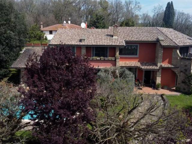 Villa Indipendente in vendita a Sutri, Lazio