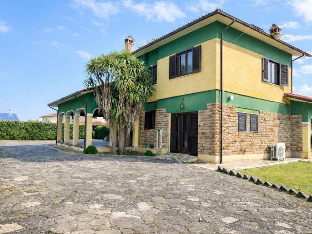 Villa Indipendente in vendita a Sutri, Lazio