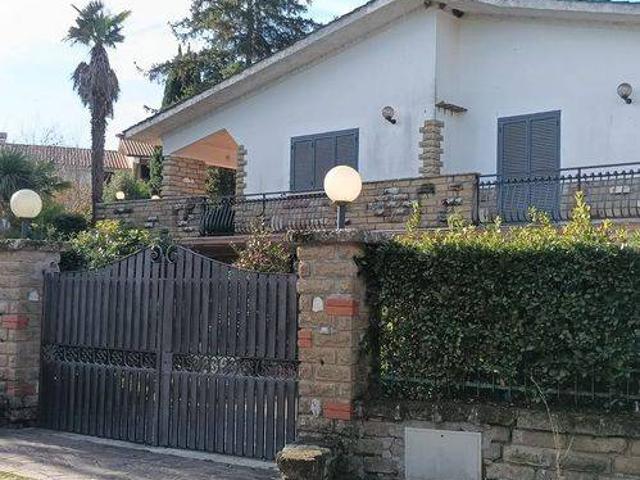 Villa Indipendente in vendita a Sutri, Lazio