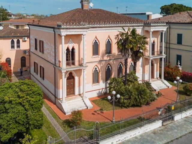 Villa Indipendente in vendita a Suzzara, Mantova