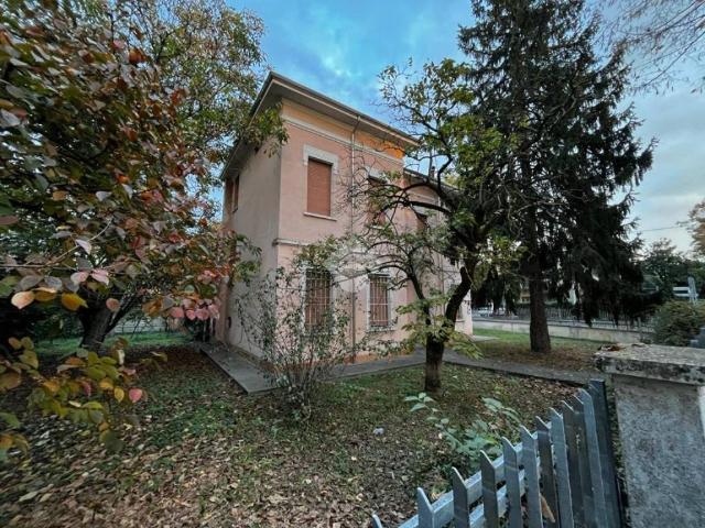 Villa Indipendente in vendita a Suzzara, Mantova