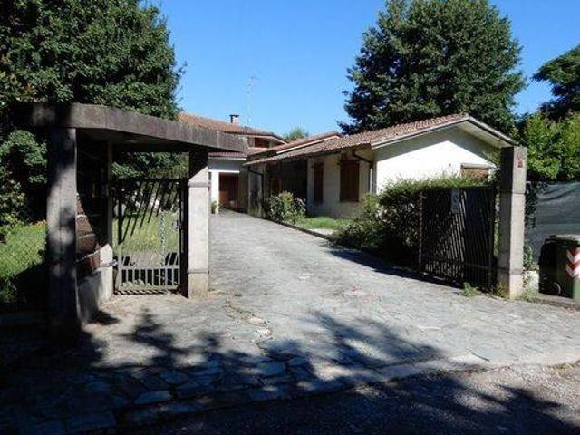 Villa Indipendente in vendita a Suzzara, Lombardia