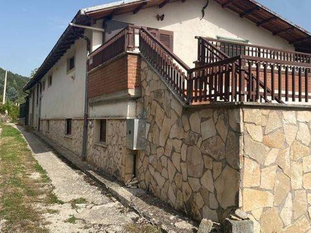 Villa Indipendente in vendita a Tagliacozzo, Abruzzo
