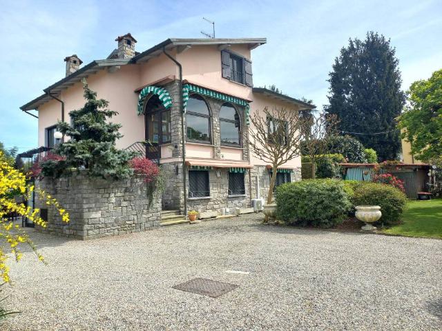 Villa Indipendente in vendita a Taino, Varese