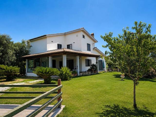 Villa Indipendente in vendita a Tarquinia, Lazio
