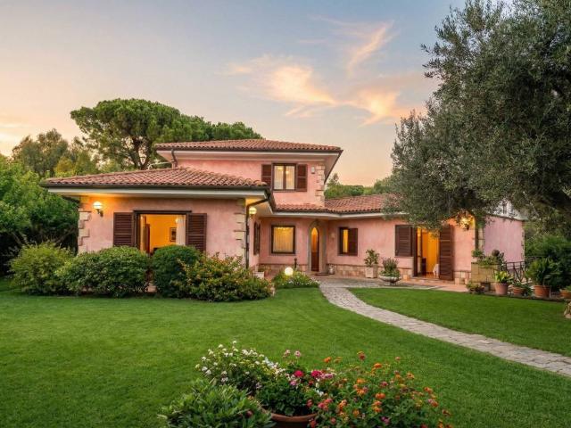 Villa Indipendente in vendita a Tarquinia, Lazio