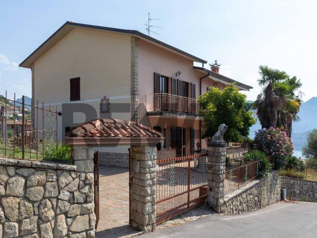 Villa Indipendente in vendita a Tavernola Bergamasca, Lombardia