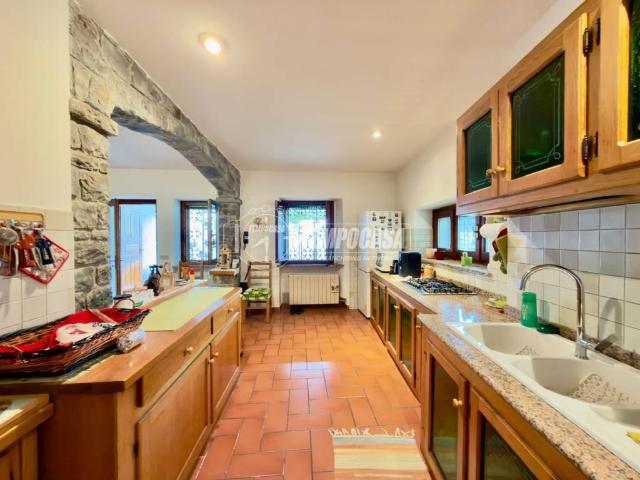 Villa Indipendente in vendita a Tavernola Bergamasca, Lombardia