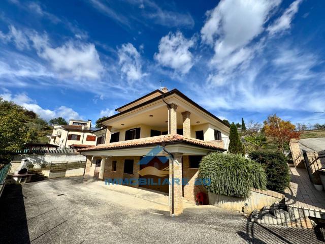 Villa Indipendente in vendita a Torricella Sicura, Abruzzo