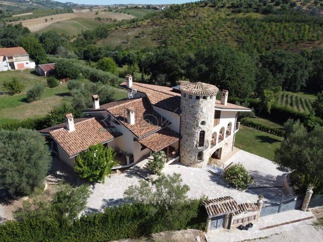 Villa Indipendente in vendita a Teramo, Abruzzo