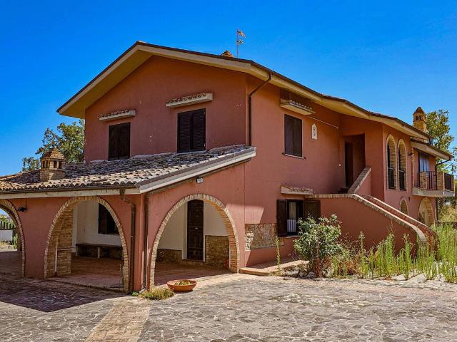 Villa Indipendente in vendita a Teramo, Abruzzo