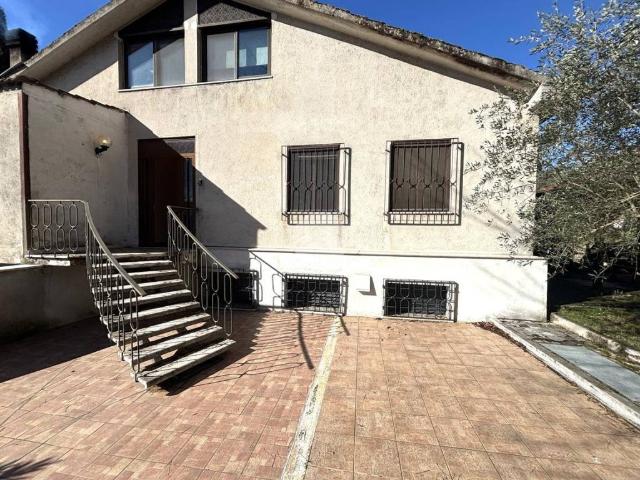 Villa Indipendente in vendita a Terni, Umbria