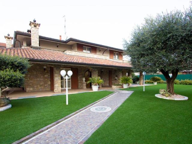Villa Indipendente in vendita a Terno D'isola, Lombardia
