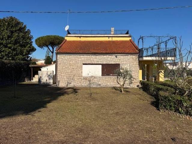 Villa Indipendente in vendita a Terracina, Lazio