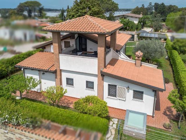 Villa Indipendente in vendita a Colle La Guardia, Terracina