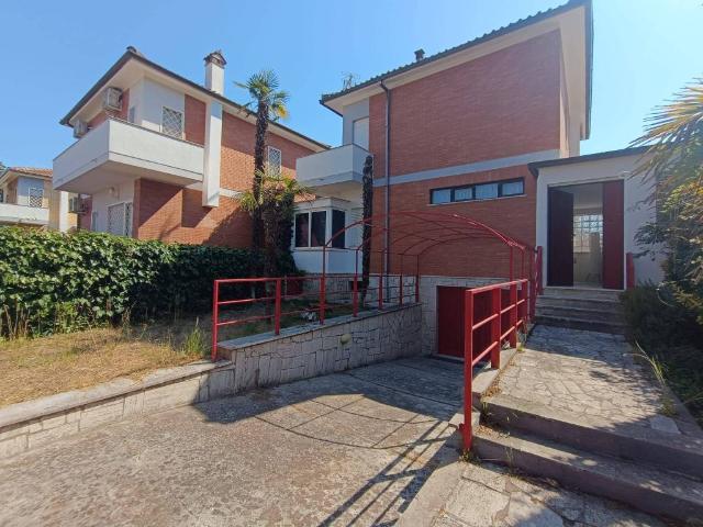 Villa Indipendente in vendita a Terracina, Lazio