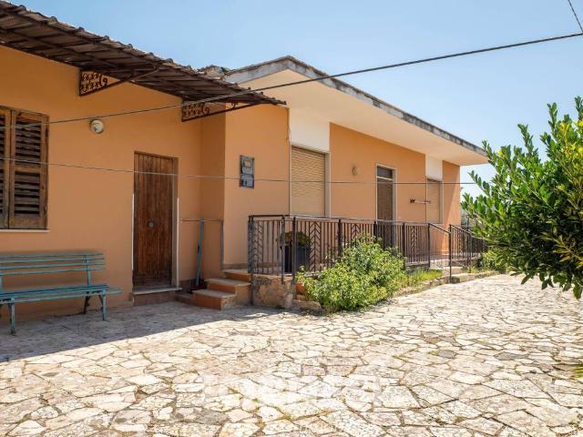 Villa Indipendente in vendita a Terracina, Lazio