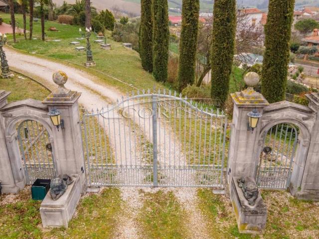 Villa Indipendente in vendita a Terre Roveresche, Marche