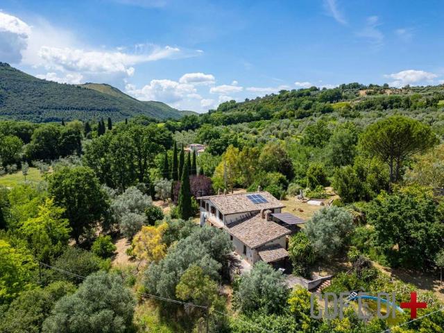 Villa Indipendente in vendita a Toffia, Lazio