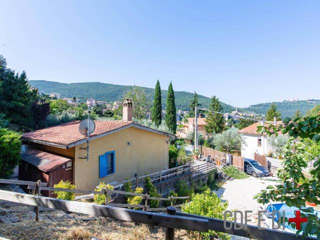 Villa Indipendente in vendita a Toffia, Lazio