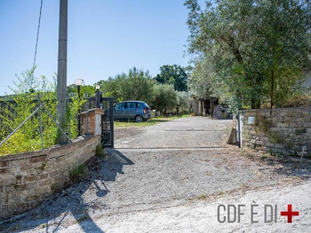 Villa Indipendente in vendita a Toffia, Lazio