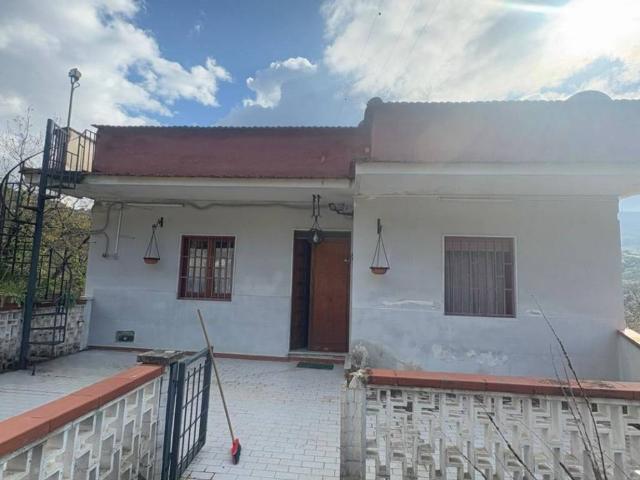 Villa Indipendente in vendita a Lustra, Campania