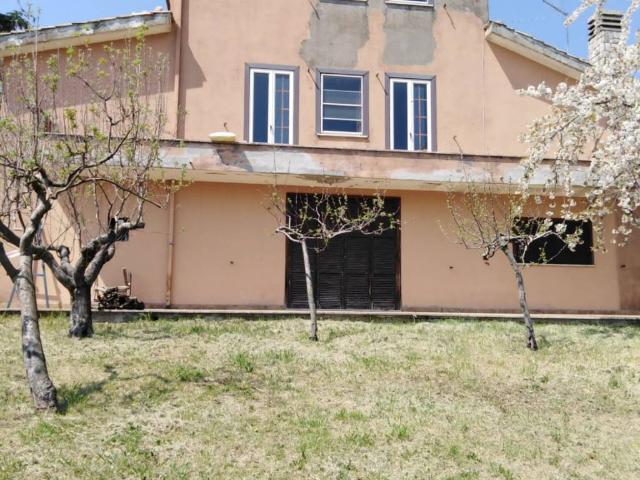 Villa Indipendente in vendita a Torre Cajetani, Lazio