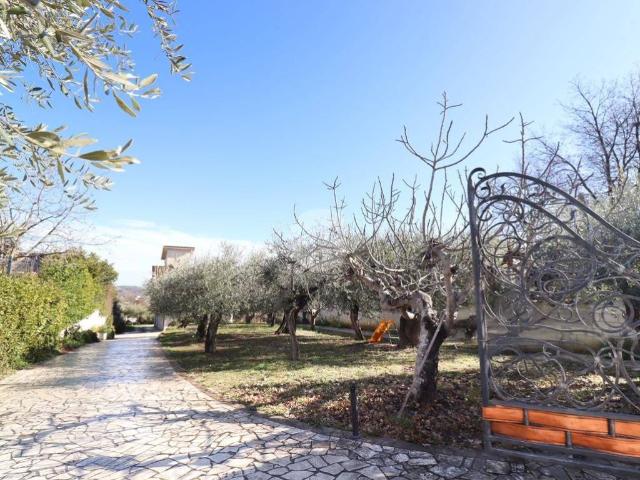 Villa Indipendente in vendita a Torrevecchia Teatina, Abruzzo