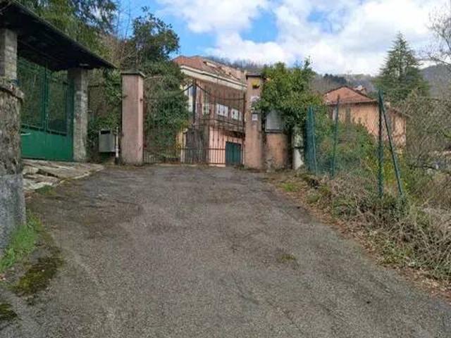Villa Indipendente in vendita a Prato, Torriglia
