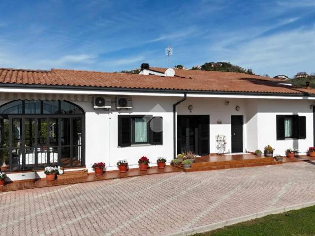 Villa Indipendente in vendita a Unione dei Comuni della Val Vibrata, Tortoreto