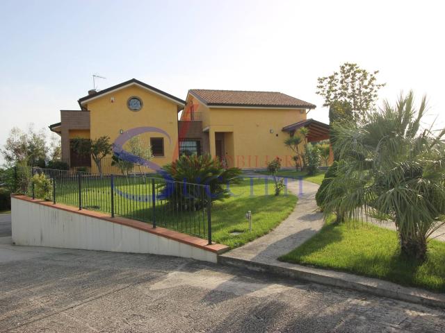 Villa Indipendente in vendita a Unione dei Comuni della Val Vibrata, Tortoreto