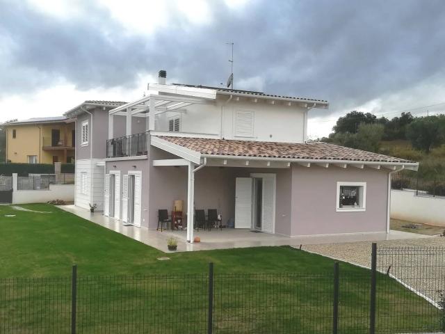Villa Indipendente in vendita a Unione dei Comuni della Val Vibrata, Tortoreto