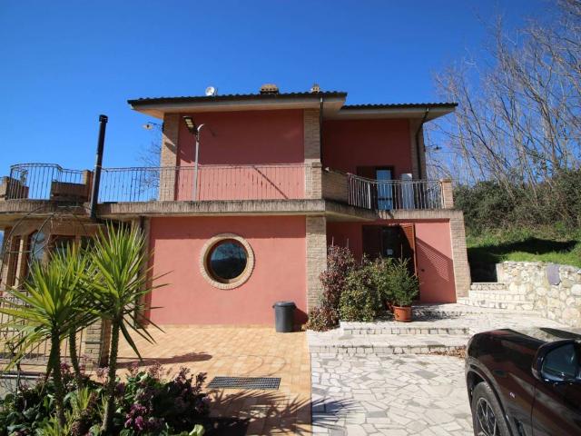 Villa Indipendente in vendita a Tossicia, Abruzzo