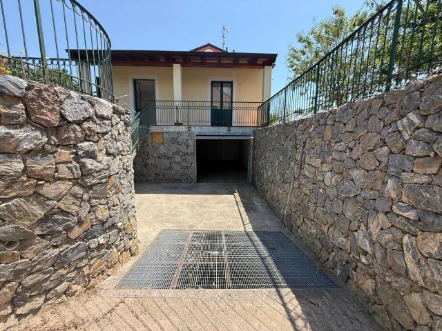Villa Indipendente in vendita a Tovo San Giacomo, Liguria