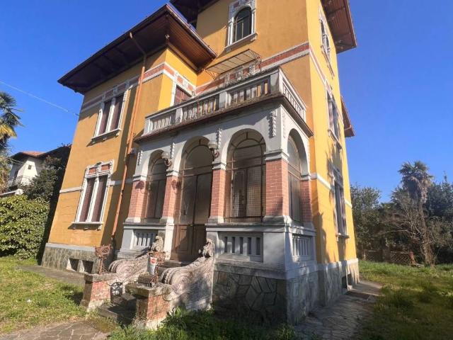Villa Indipendente in vendita a Tradate, Lombardia
