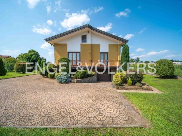 Villa Indipendente in vendita a Tradate, Lombardia