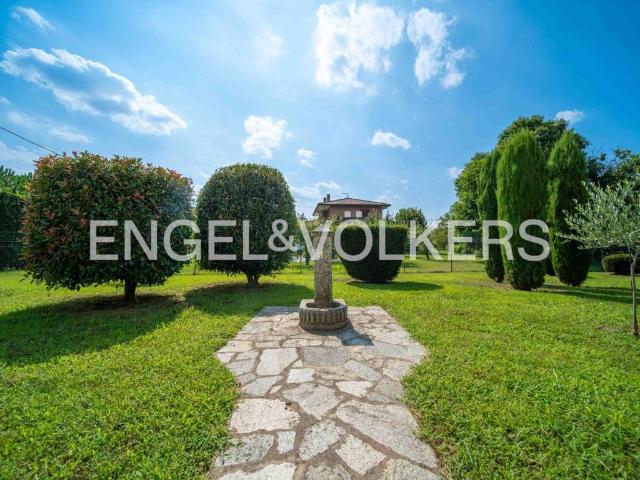 Villa Indipendente in vendita a Tradate, Lombardia