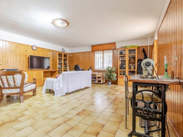 Villa Indipendente in vendita a Tradate, Lombardia