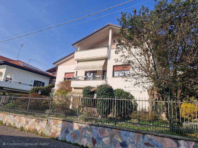 Villa Indipendente in vendita a Tradate, Lombardia