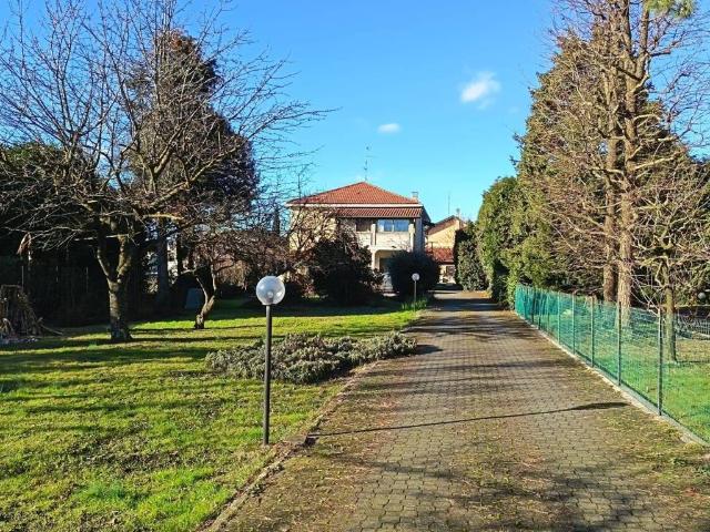 Villa Indipendente in vendita a Tradate, Lombardia