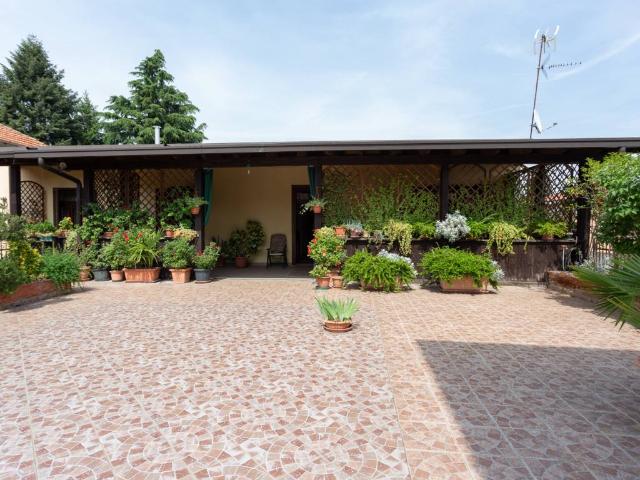 Villa Indipendente in vendita a Tradate, Lombardia