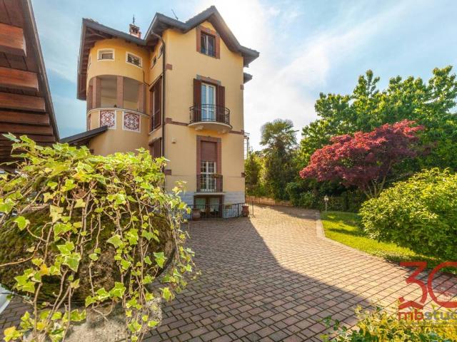 Villa Indipendente in vendita a Tradate, Lombardia