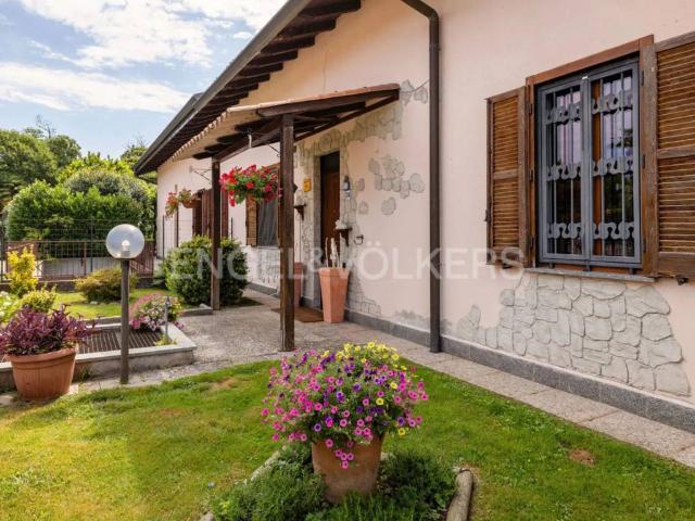 Villa Indipendente in vendita a Travedona Monate, Lombardia