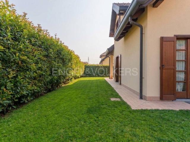 Villa Indipendente in vendita a Travedona Monate, Lombardia