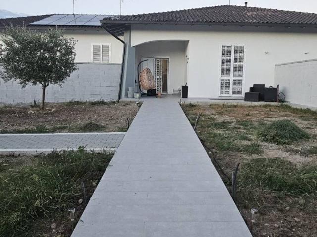 Villa Indipendente in vendita a Trecate, Novara