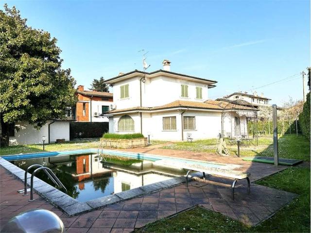 Villa Indipendente in vendita a Treviglio, Lombardia